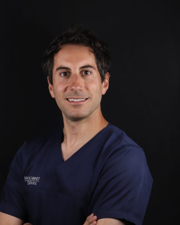 Le Docteur Victor Hazout, en tenue de soin.